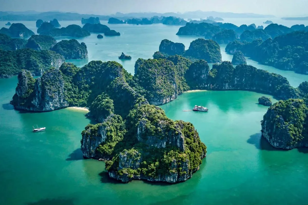 Baie d'Halong au Vietnam — vue aérienne des karsts